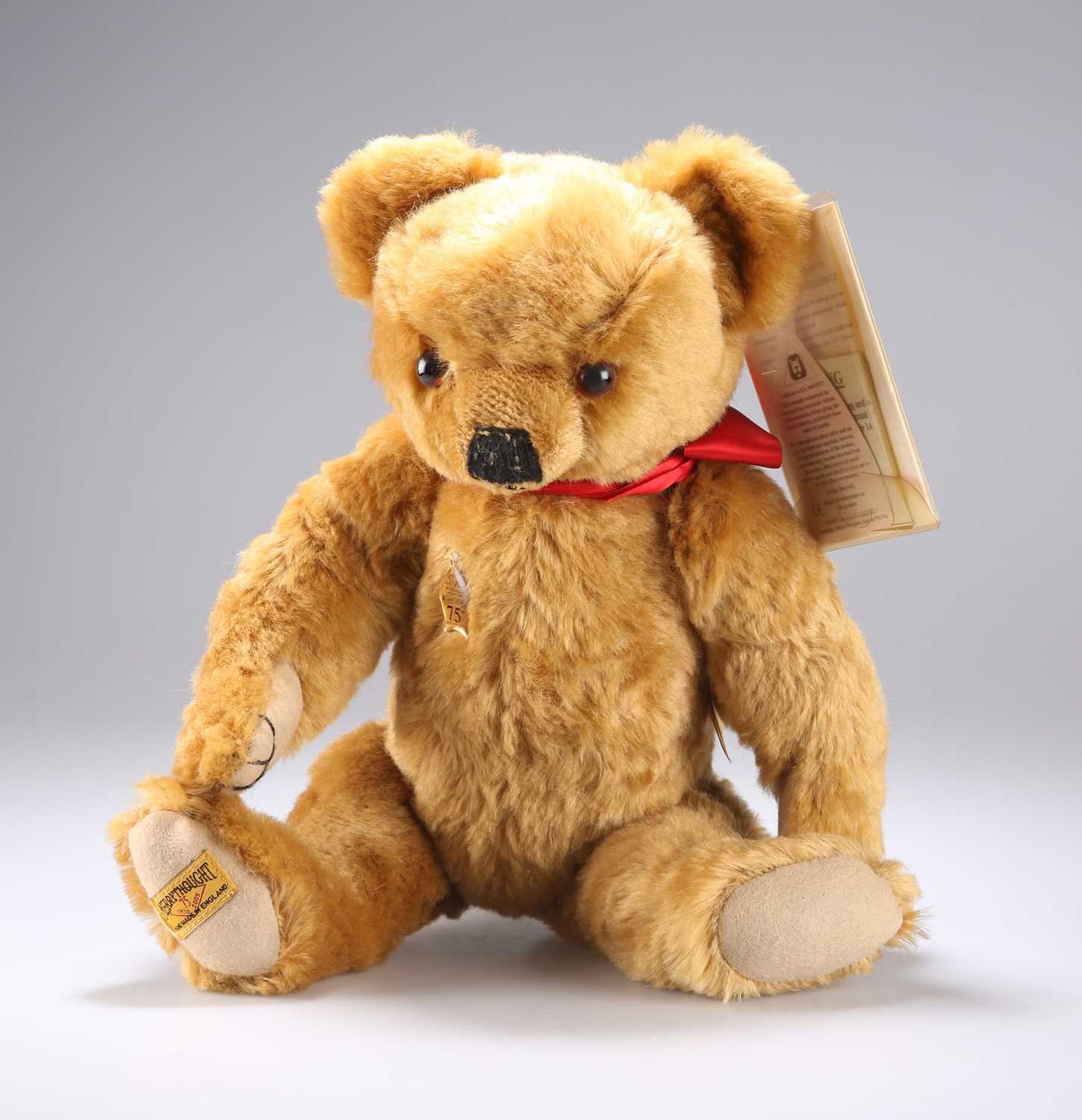 Lot 936 - A MERRYTHOUGHT LIMITED EDITION "CHUMMY" REPLICA BEAR