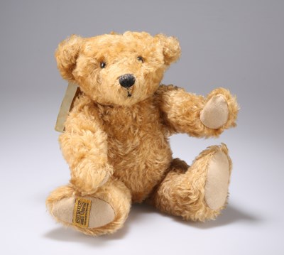 Lot 938 - A 1980S MERRYTHOUGHT GROWLER TEDDY BEAR