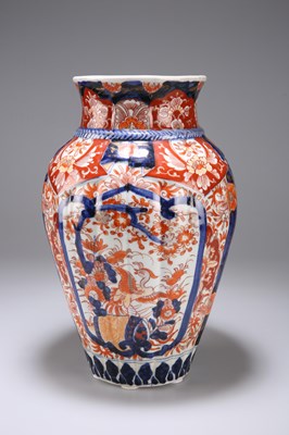 Lot 620 - A JAPANESE IMARI VASE, 19TH/20TH CENTURY