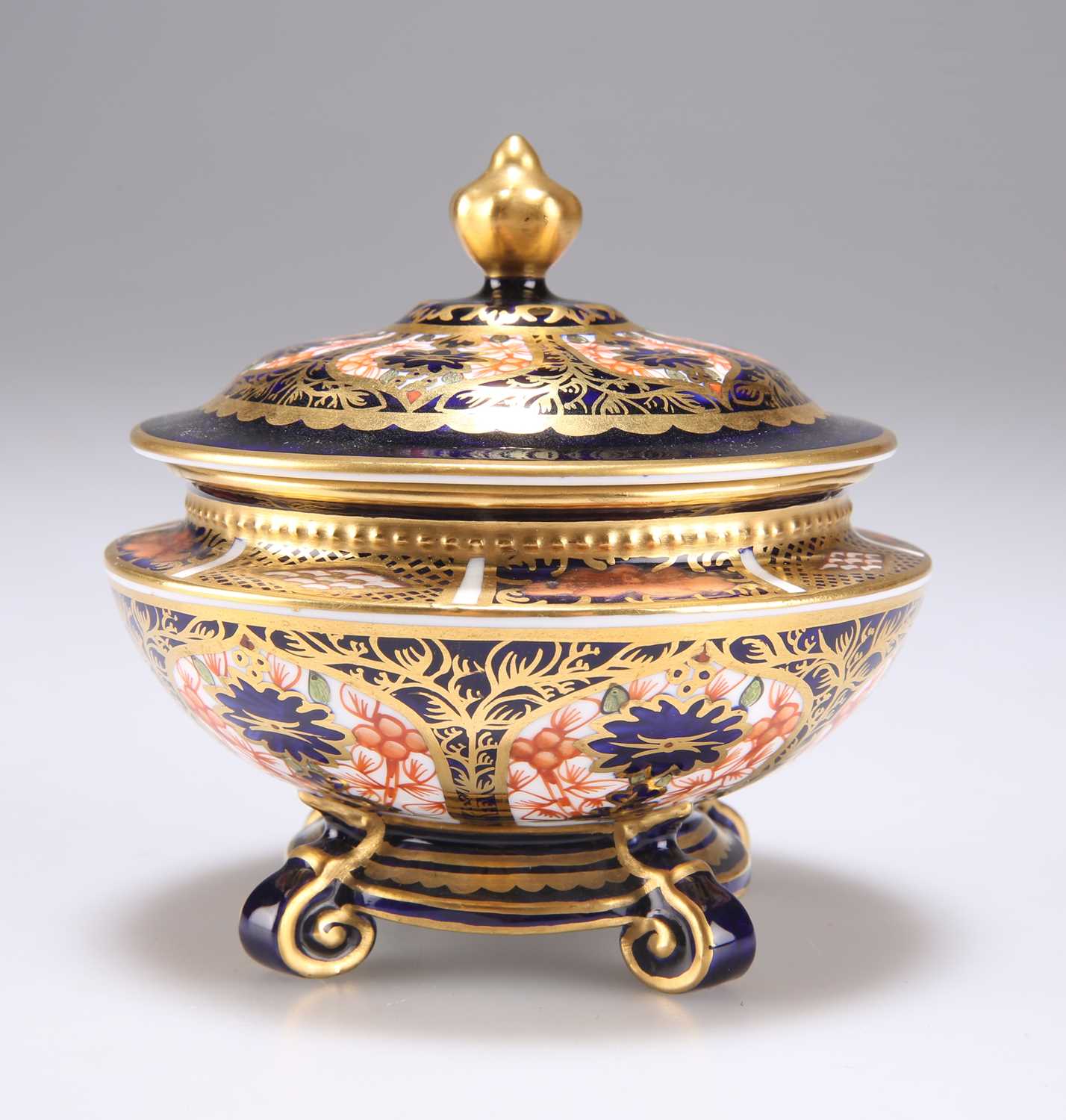 Lot 543 - A ROYAL CROWN DERBY IMARI COVERED URN