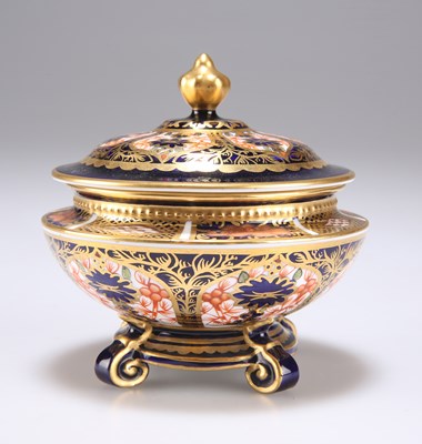 Lot 543 - A ROYAL CROWN DERBY IMARI COVERED URN