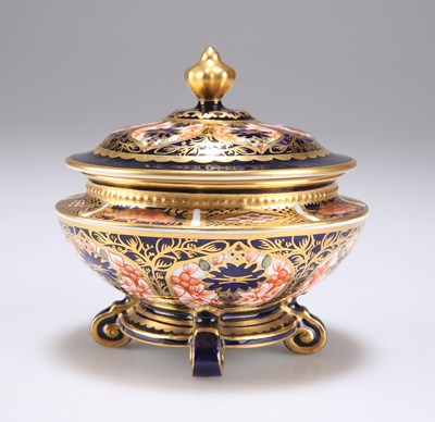 Lot 543 - A ROYAL CROWN DERBY IMARI COVERED URN