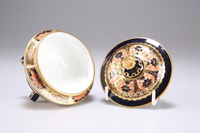 Lot 543 - A ROYAL CROWN DERBY IMARI COVERED URN