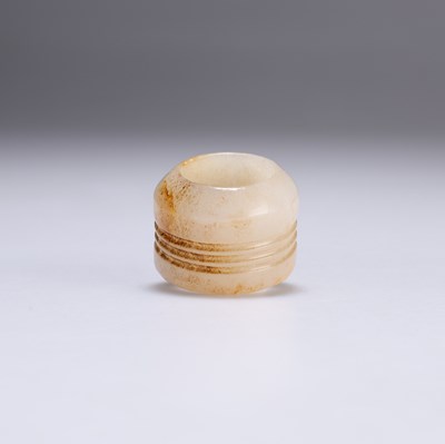 Lot 663 - A CHINESE JADE THUMB RING