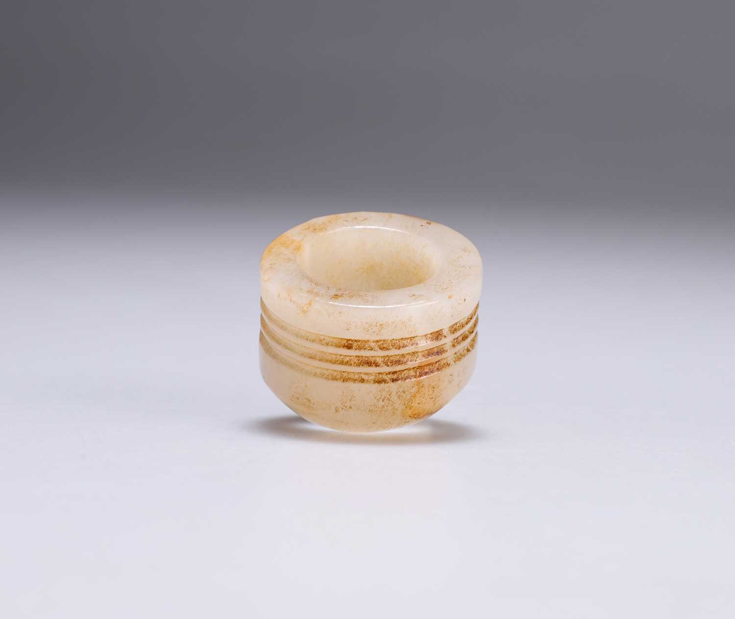 Lot 663 - A CHINESE JADE THUMB RING