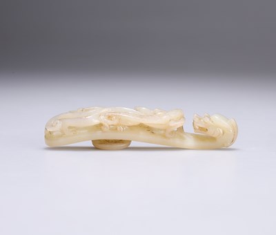 Lot 668 - A CHINESE JADE DRAGON BELT HOOK