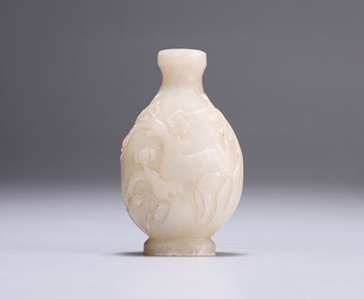 Lot 651 - A CHINESE CARVED JADE SNUFF BOTTLE