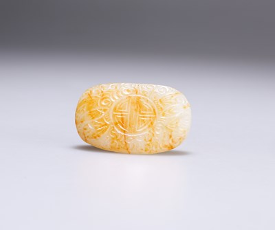 Lot 670 - A CHINESE CARVED JADE PENDANT