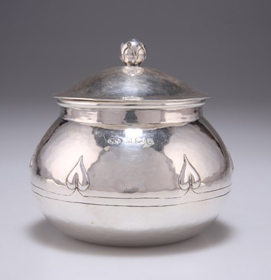 Lot 251 - AN ART NOUVEAU SILVER TEA CADDY