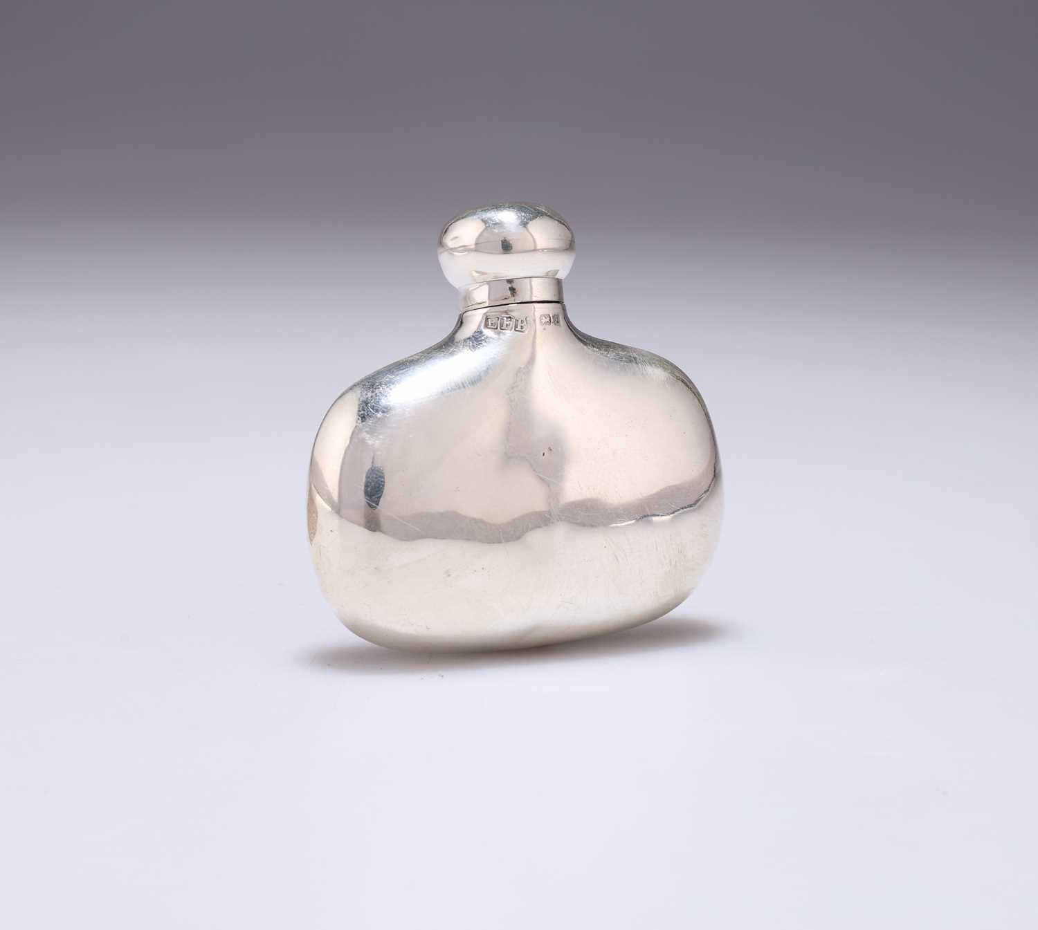 Lot 274 - AN EDWARDIAN SMALL SILVER HIP FLASK