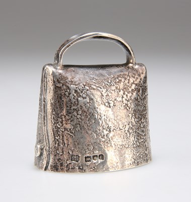 Lot 231 - AN EDWARDIAN TEXTURED SILVER COWBELL