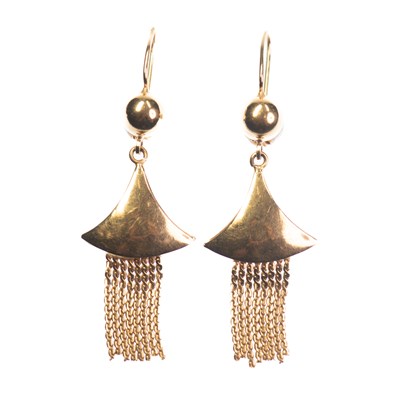 Lot 828 - A PAIR OF PENDANT EARRINGS