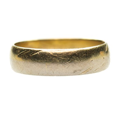 Lot 841 - A BAND RING