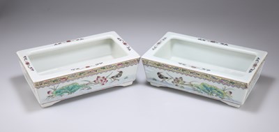 Lot 611 - A PAIR OF CHINESE FAMILLE ROSE PLANTERS