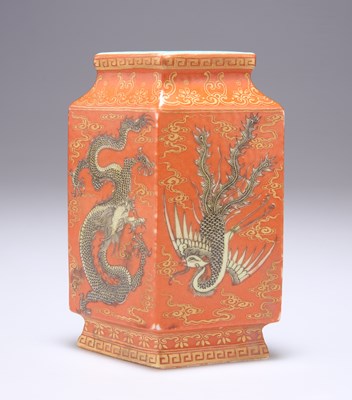 Lot 605 - A SMALL CHINESE DRAGON VASE