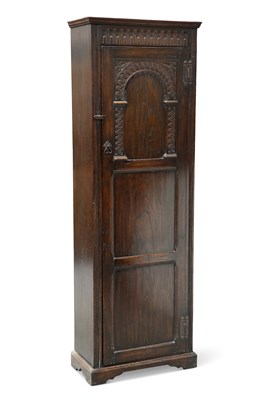 Lot 1229 - AN EARLY 20TH CENTURY OAK HALL WARDROBE