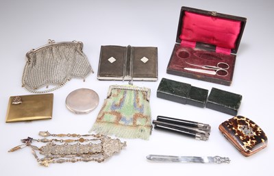 Lot 1028 - A GROUP OF ITEMS