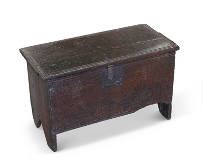 Lot 1351 - A SMALL 17TH CENTURY SIX-PLANK CHEST