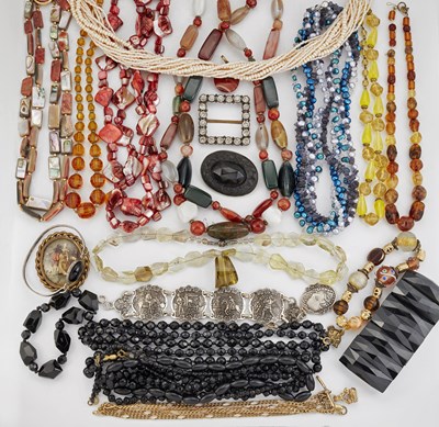 Lot 1748 - A QUANTITY OF COSTUME JEWELLERY